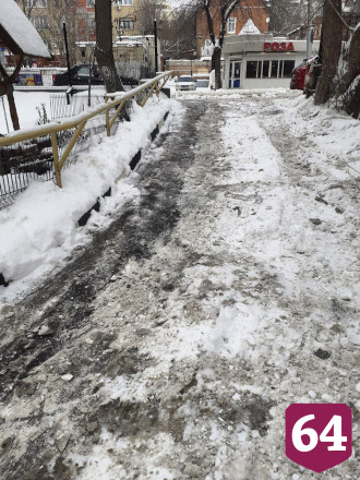 Саратовцы самостоятельно чистят тротуары от снега