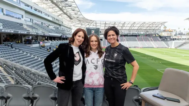 Кара Нортман, сооснователь Angel City Football Club, актриса Натали Портман и Джули Урман, сооснователь Angel City Football Club (Фото Bloomberg / Getty Images)