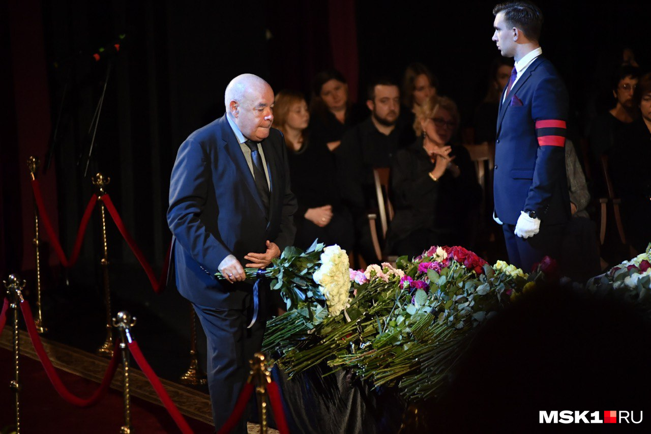 Прощание с владимиром наумовым. Прощание с ширвиндтом прямая трансляция. Прощание в театре сатиры. Похороны державина. Прощание с олегом табаковым фото.