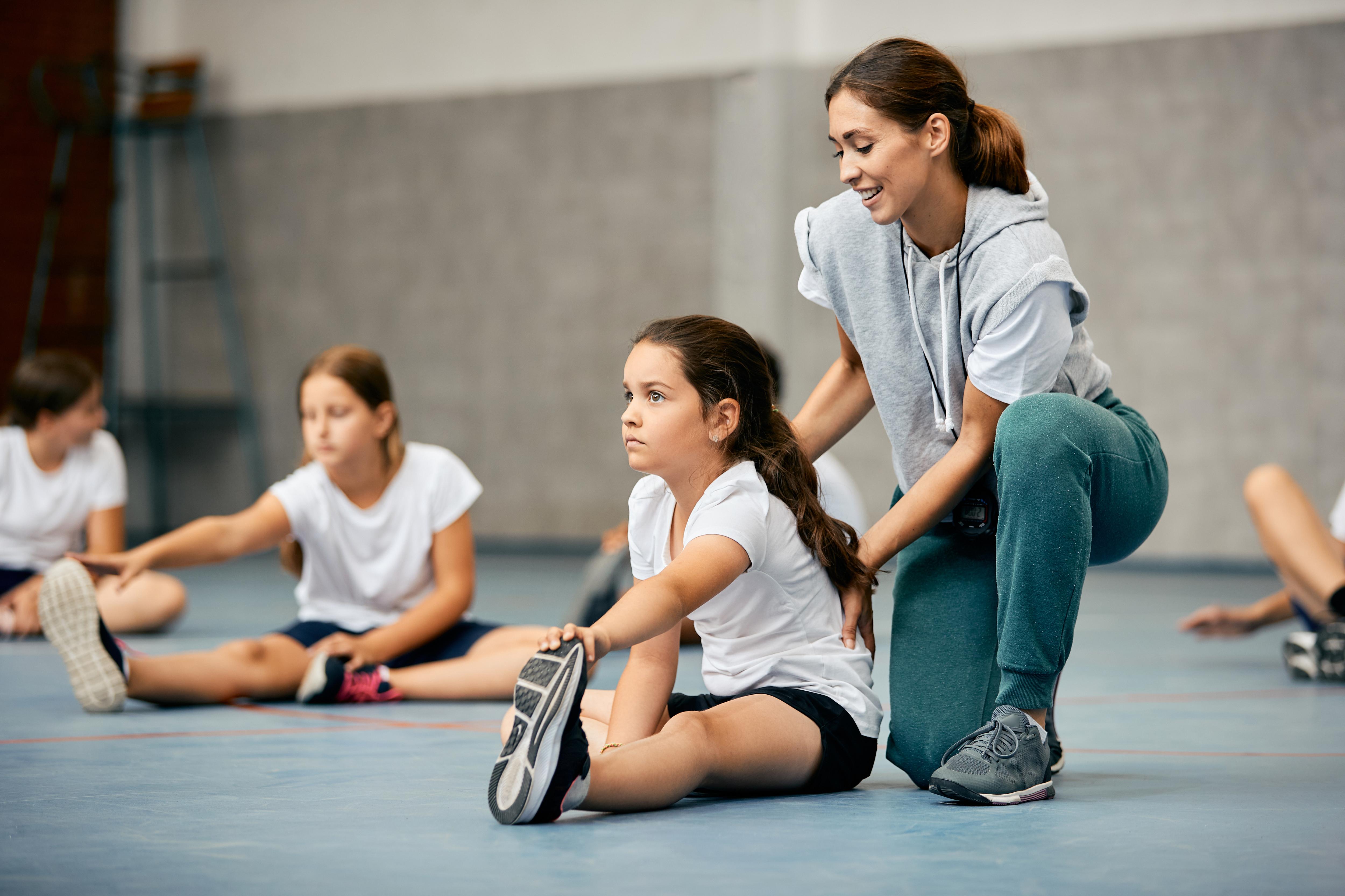 Включи gym class. Спортивные кружки для детей. Ребенок и женщина тренер. Тренер гордится своими учениками. Физическое развитие старшеклассников.