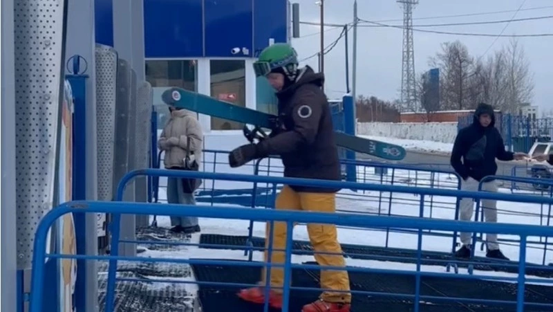 Первый снег — первый спуск: лыжники и сноубордисты открыли сезон на «Горном воздухе»