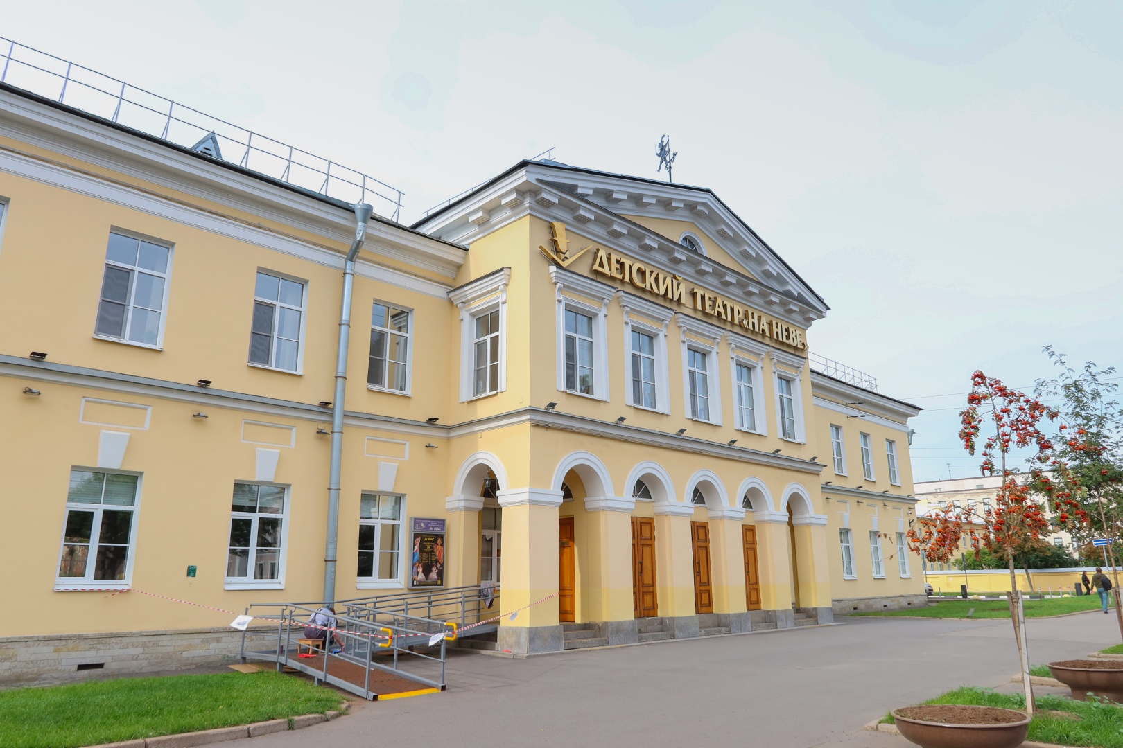 В театре «На Неве» открыли мемориальную доску в память об артисте Вадиме Алфёрове