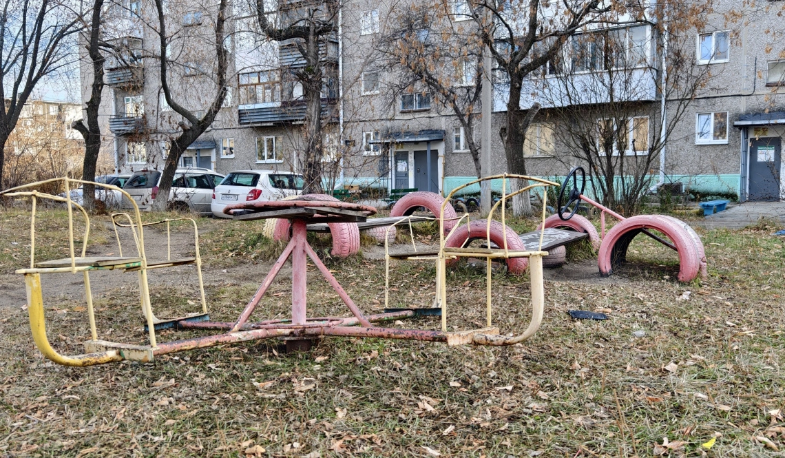 Постройте нам площадку! Артемовские мамы просят для детей