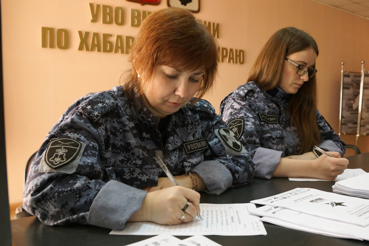 В Хабаровске росгвардейцы приняли участие в акции «Диктант Победы»