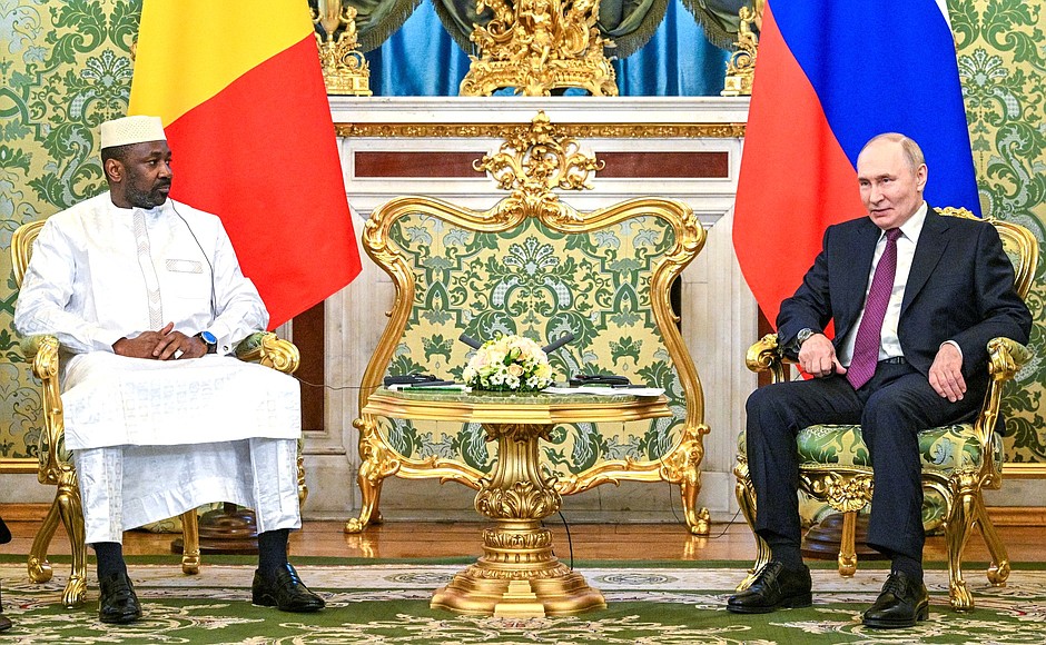 С Президентом переходного периода Республики Мали Ассими Гойтой.