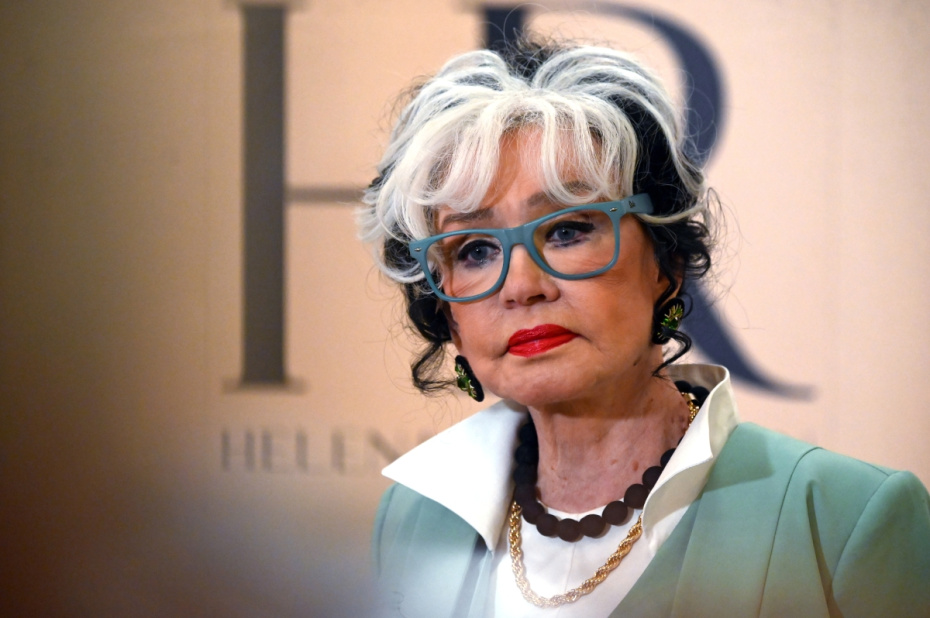 Актриса Вера Алентова дает интервью после спектакля-бенефиса «Мадам Рубинштейн» в постановке художественного руководителя театра Евгения Писарева в театре им. Пушкина в Москве, 2022 год