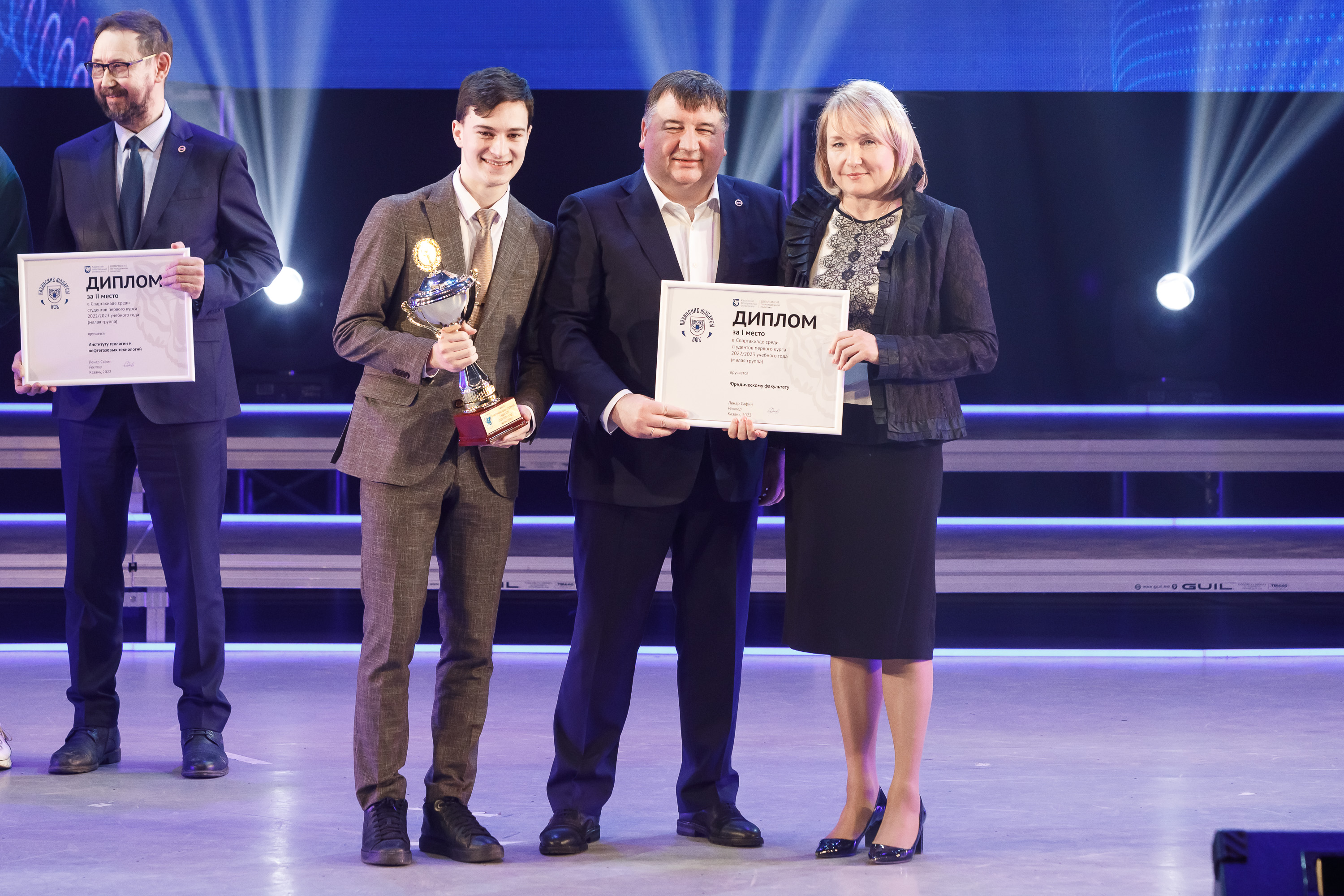 Торжественный вечер. Концерт ко дню фсб. На торжественный вечер по случаю. Г. 75 лет фмба в кремле награждение.