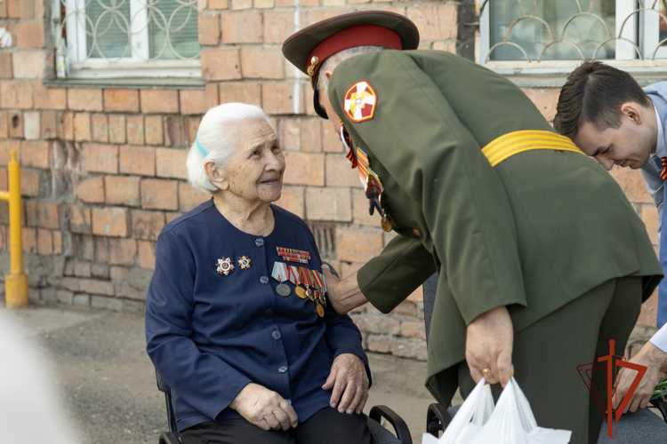 Парадный расчет Росгвардии поздравил ветеранов Великой Отечественной войны в Хакасии