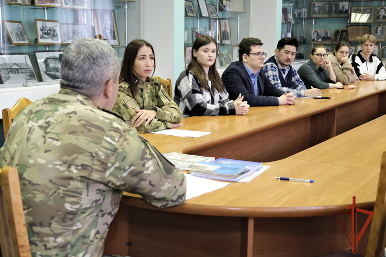 В Горно-Алтайске сотрудники и военнослужащие Росгвардии встретились со студентами 