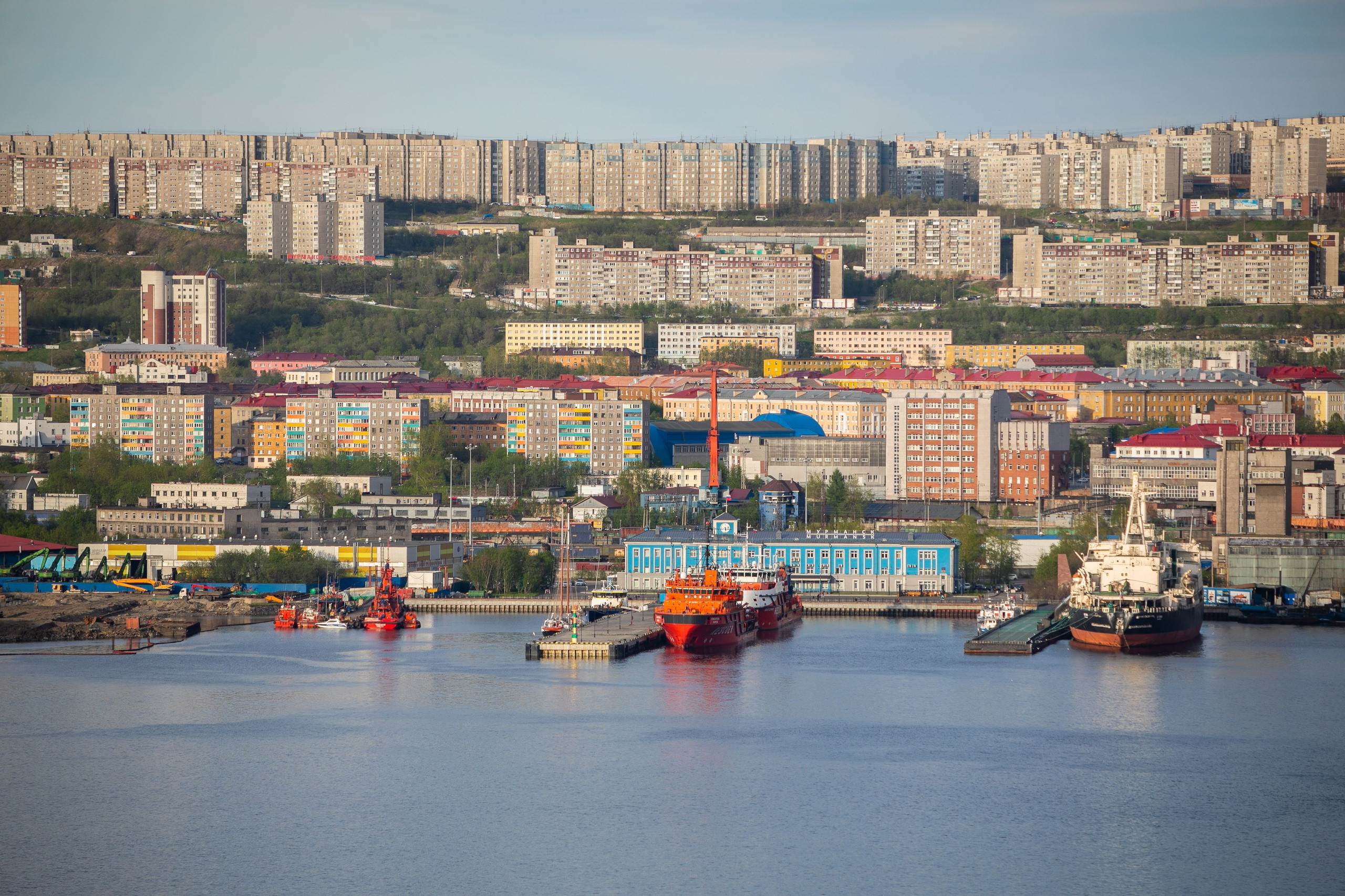 Би порт мурманск. Мурманск в августе. Мурманск море. Арктика в 2005 году Мурманск. 10 Судостроительный завод Мурманск.