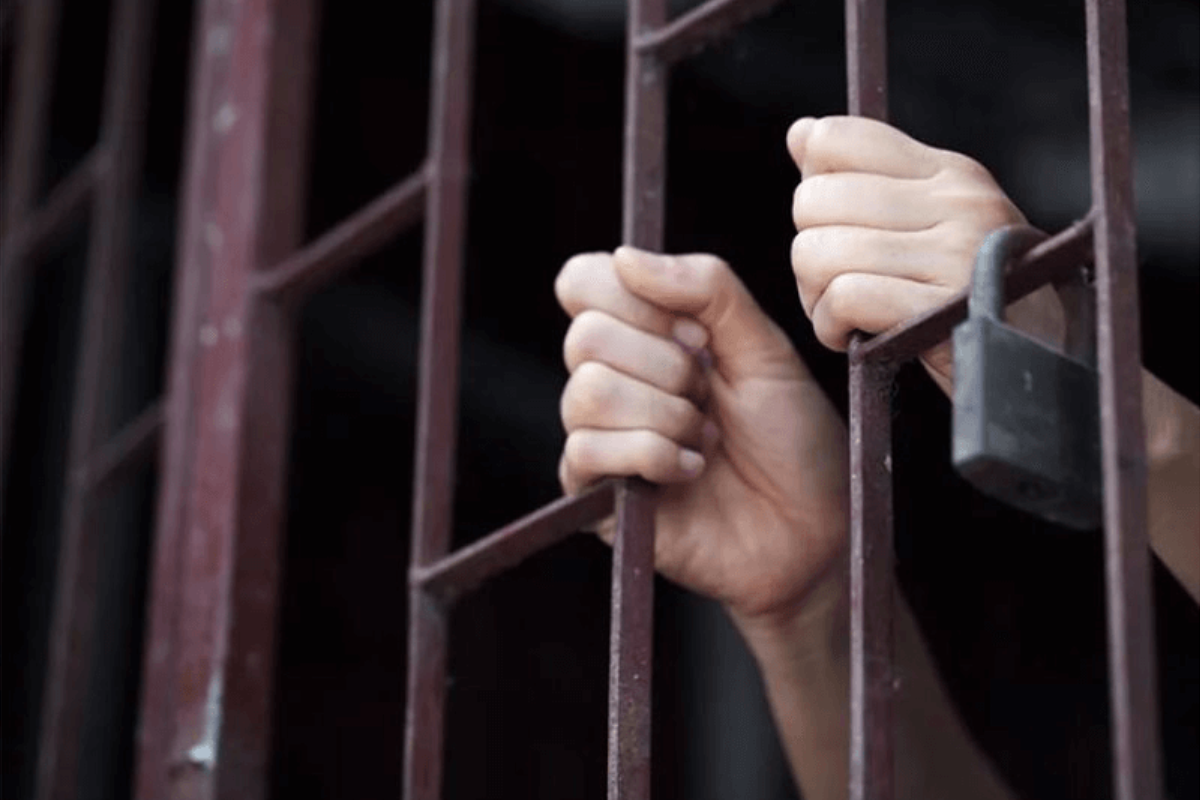 Заключение под стражу. Взять под стражу это. Заключение под стражу. Мера пресечения под стражей в приговоре. Кража фото.