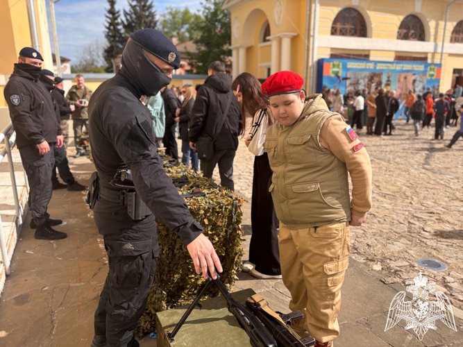 В День Победы росгвардейцы познакомили юных зрителей с современным вооружением на открытом показе веб-проекта «Останься. Детство»