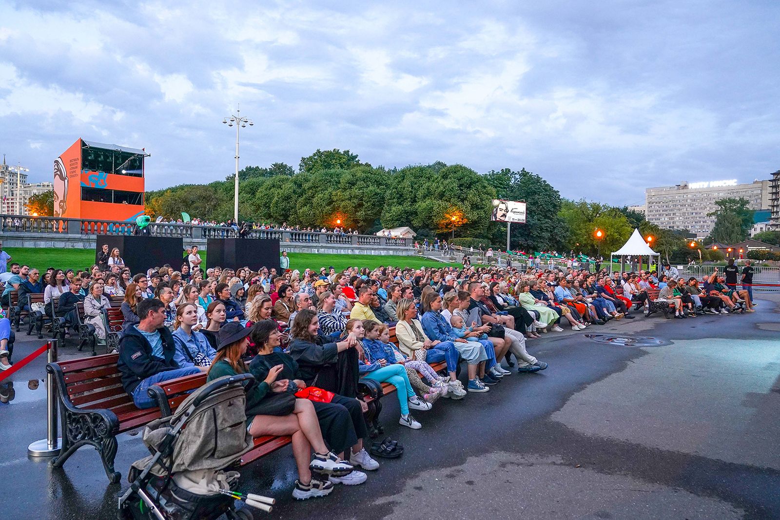 Парк перовского оренбург. Фестиваль в парке. Зона отдыха с пуфиками на природе. Праздник в парке. Мероприятия летом в городе.