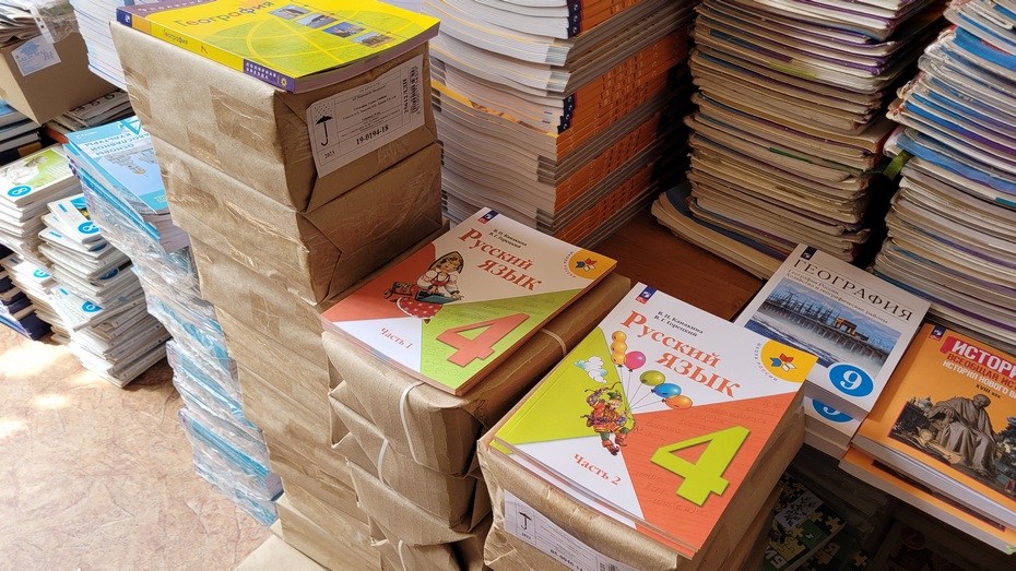 Учебники нового поколения. Школьная библиотека получила 290 новых учебников.