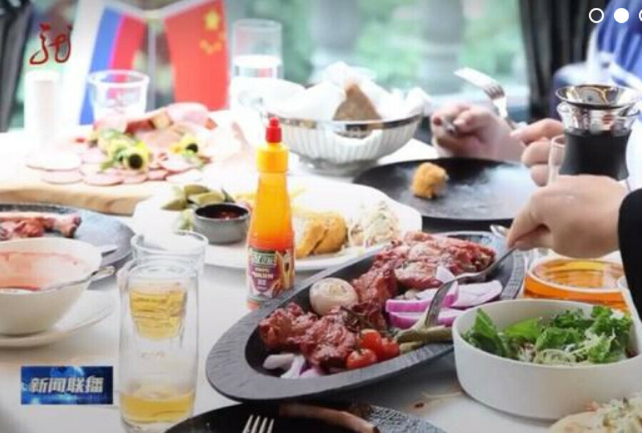 Щи да каша жители Поднебесной всё чаще посещают рестораны русской кухни в провинции Хэйлунцзян видео