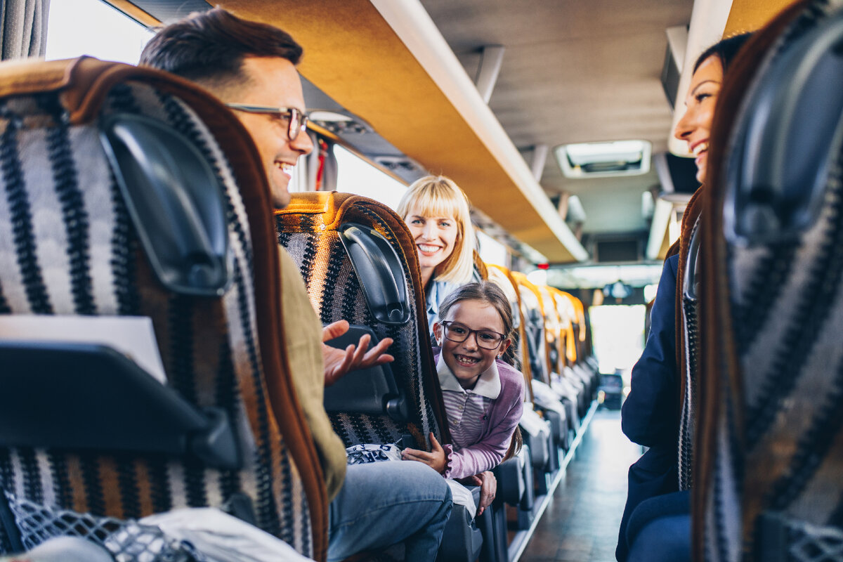 Путешествие пассажира. Радостный пассажир на вокзале. People travelling by Bus.