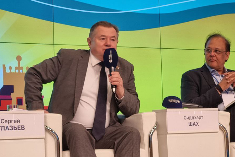 Глазьев напомнил, что в советские времена через Азербайджан провозили более 20 млн т грузов, а сегодня потенциал коридора, включающего железнодорожный, морской и авиационный маршруты, используется лишь в малой степени