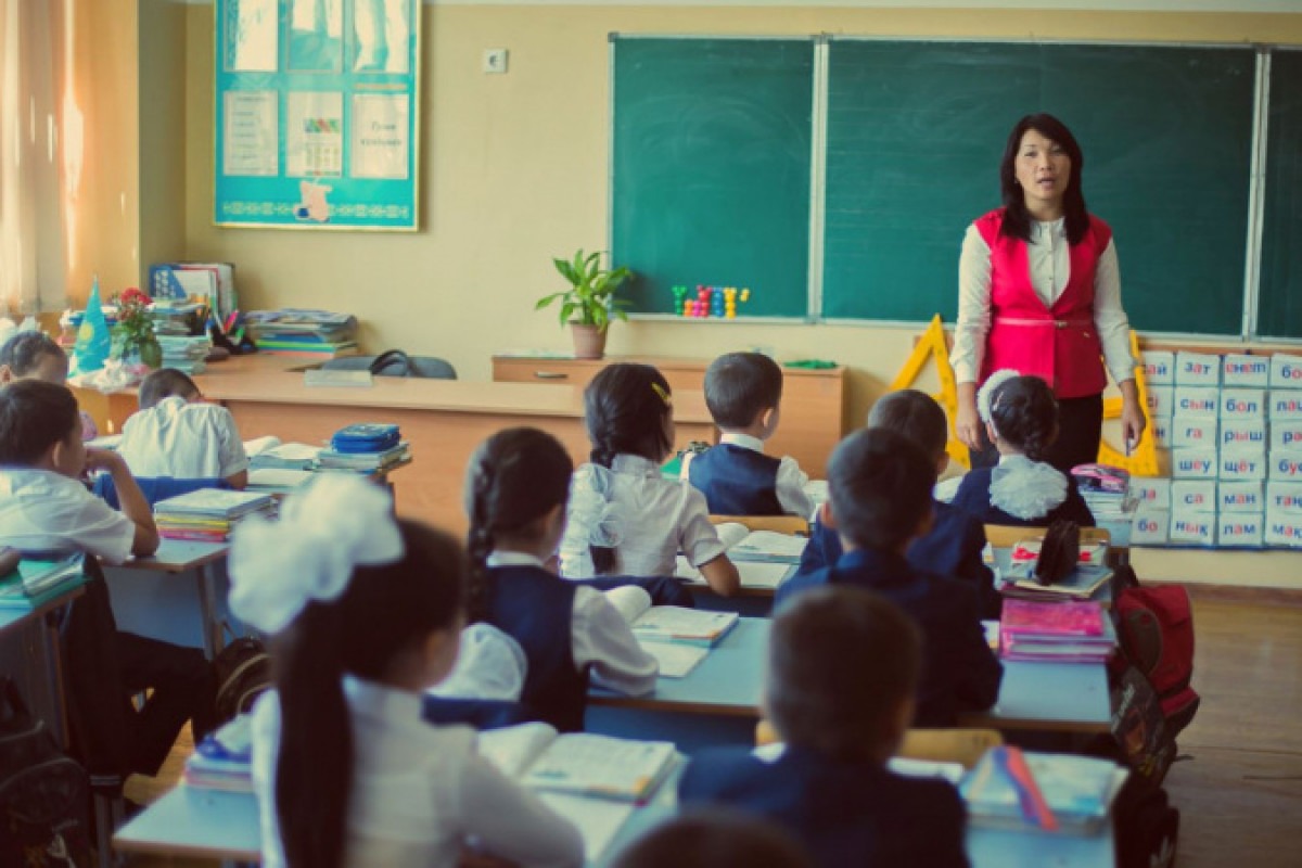 ученики казахстан. ученики в школе узбекистан. школы в казахстане. школьная форма в казахстане. школьники за партой.