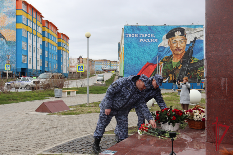 В столице Чукотки росгвардейцы в День Памяти и Скорби возложили цветы к мемориалу