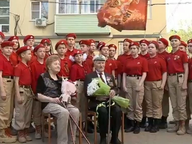 Калужские юнармейцы устроили парад для 101-летнего ветерана