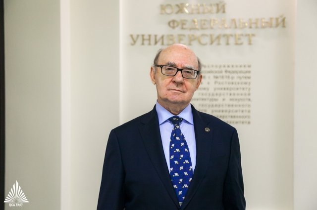 Профессор, академик РАН, научный руководитель вуза Владимир Минкин.
