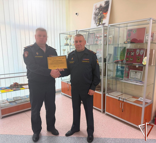 В Югре начальник теруправления Росгвардии поздравил офицера ведомства с успешным окончанием образовательного проекта «Герои Югры»