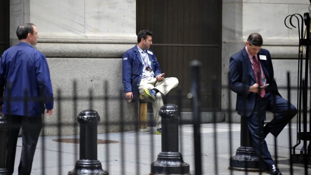 Трейдеры у здания Нью-Йоркской фондовой биржи (Фото Wang Lei / Xinhua / ZUMA Wire / TASS)