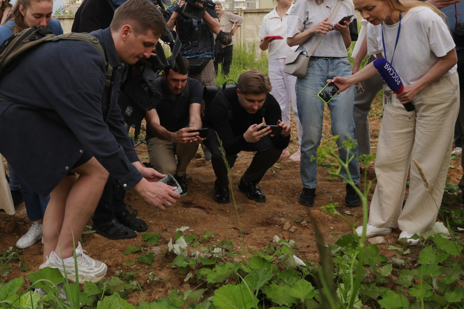 Работа журналистов на месте обнаружения тела Романа Старовойта