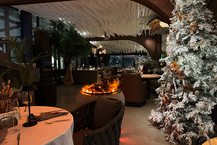 Тканевые ленты на потолке, колышущиеся в потоках воздуха, имитируют морскую рябь, светильник, повторяющий очертания лодки, — судно, на котором сын спасал похищенную мать, волшебный камин, где можно потрогать огонь