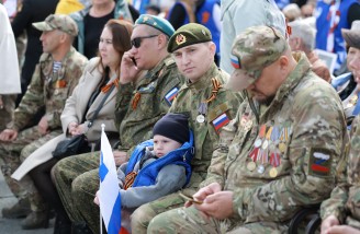 Алексей Текслер принял участие в торжественном построении, посвященном 80-й годовщине Победы в Великой Отечественной войне