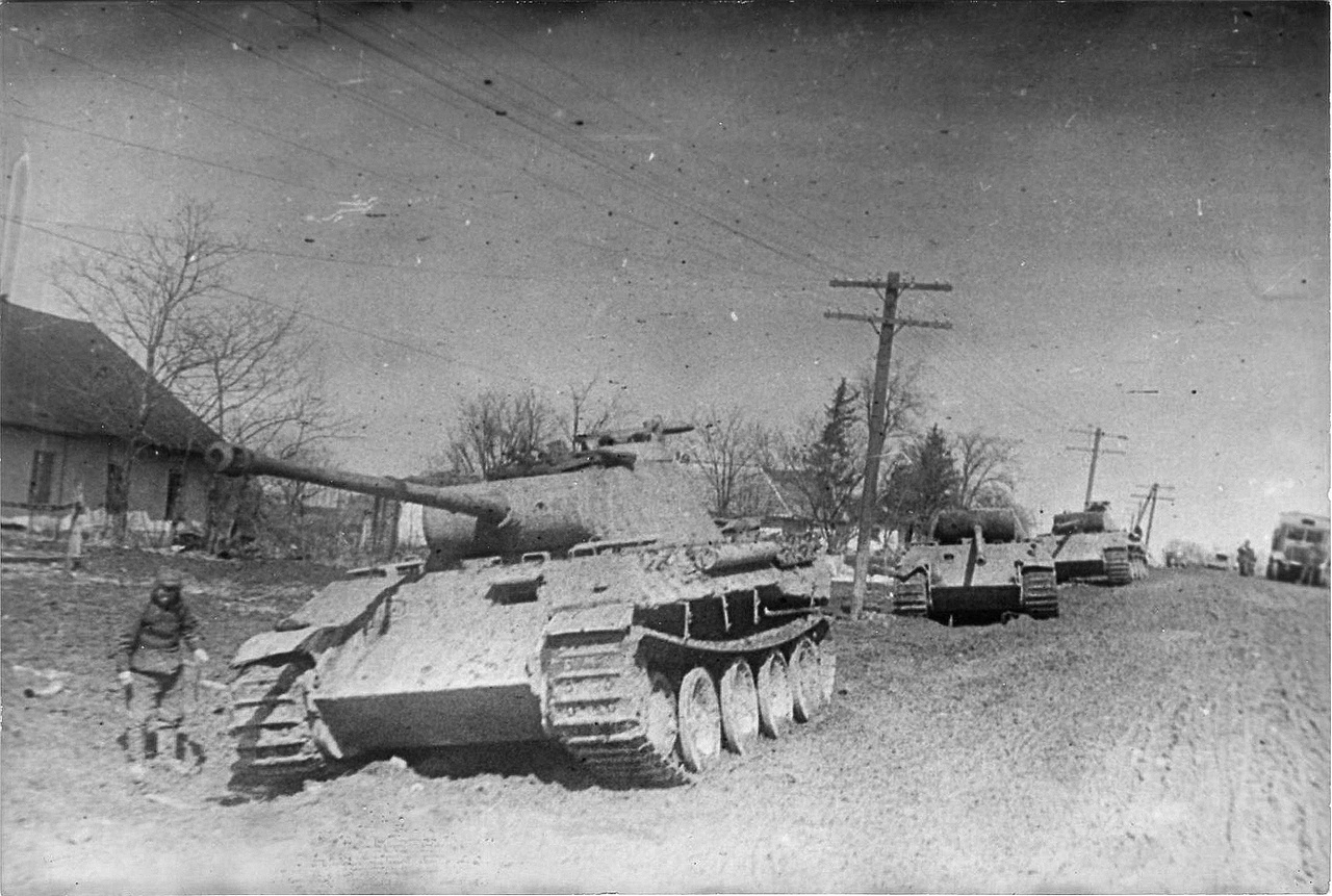Танки Pz.Kpfw. V «Пантера», брошенные немцами в украинском городе Проскуров (ныне город Хмельницкий), апрель 1944 г.