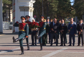 Церемония возложения цветов к памятнику Александра Михайловича Василевского прошла в Хабаровске