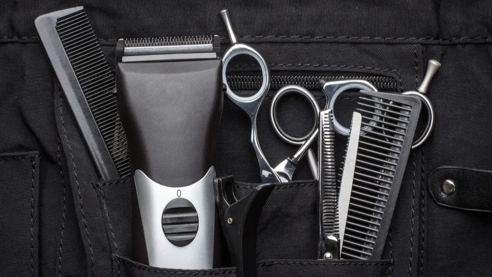 Инструменты для мужской стрижки In Aksarke the stylist volunteer trains pupils of boarding school in hairdresser