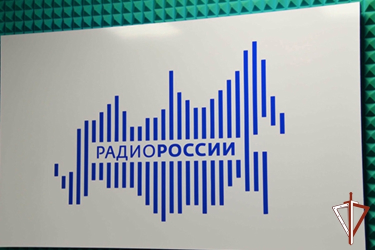 Сотрудники пресс-службы Росгвардии поздравили коллег из ГТРК «Ямал» с Днём радио