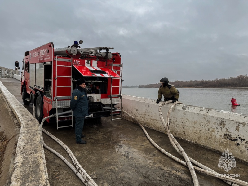 Сотрудники МЧС России отработали действия по забору воды из водоемов