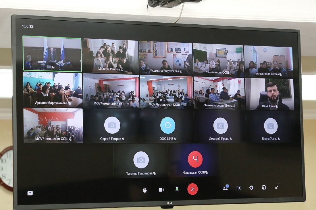 Олег Хорохордин провел урок цифры для чемальских школьников 