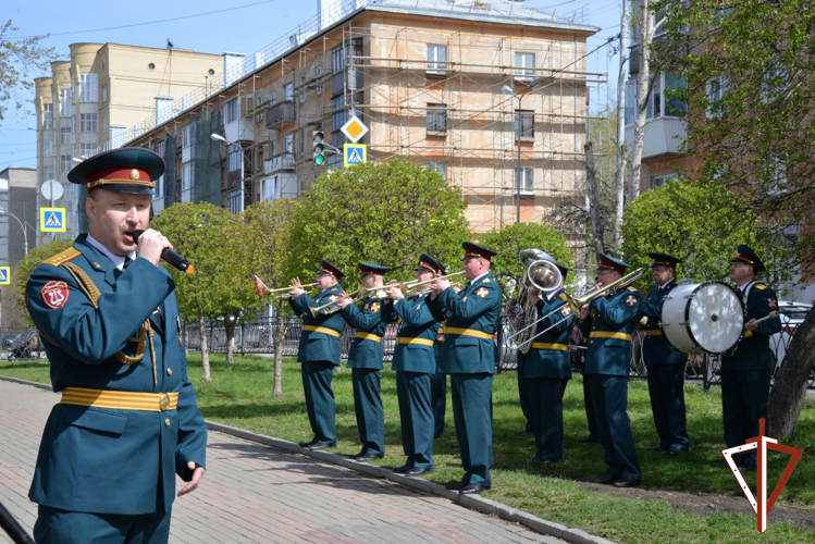 Росгвардейцы поздравили с днем Победы ветерана Великой Отечественной войны в Екатеринбурге 