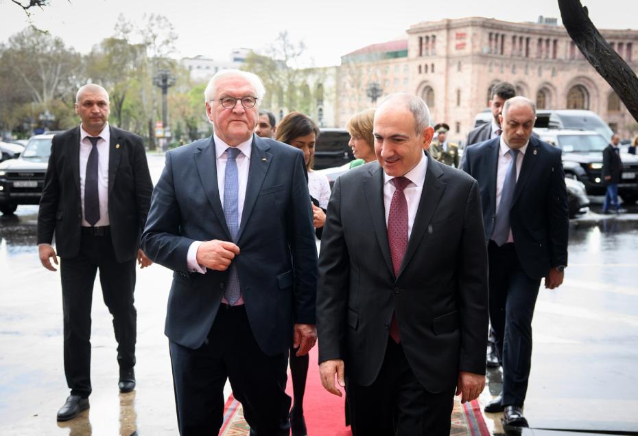 Армения, Ереван: Федеральный президент Франк-Вальтер Штайнмайер (впереди слева) и его супруга Эльке Бюденбендер (сзади справа) приветствуются премьер-министром Армении Николом Пашиняном и его супругой Анной Акопян