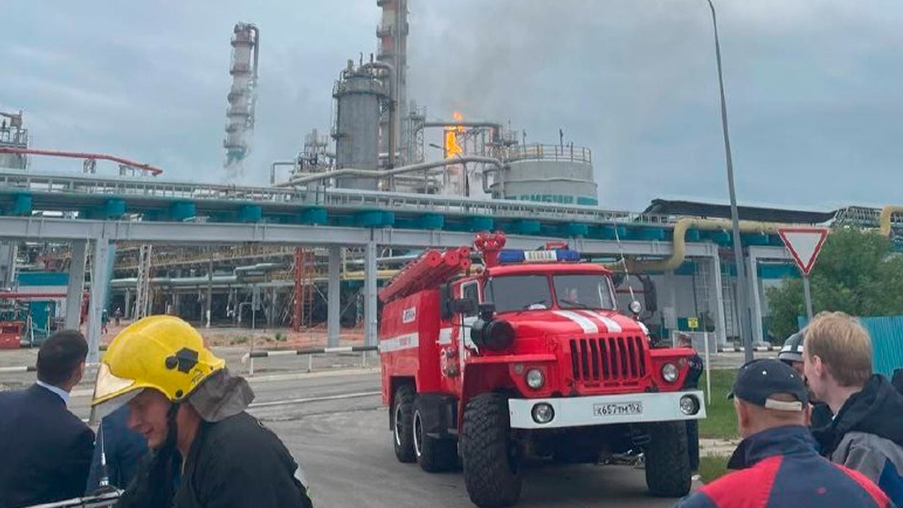 Что случилось в дзержинске на заводе. Пожар сибур дзержинск. Завод сибур дзержинск. Что случилось в дзержинске на заводе. Что случилось в дзержинске на заводе.