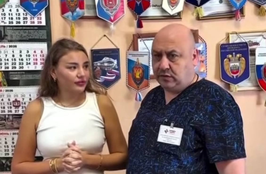 Девушка и заместитель главного врача. Источник: Стоп-кадр из видео пациентки
