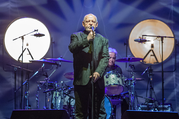 Кавалер ордена Британской империи чередовал старые хиты и песни из последнего на тот момент альбома Fire It Up, в поддержку которого и был устроен тур