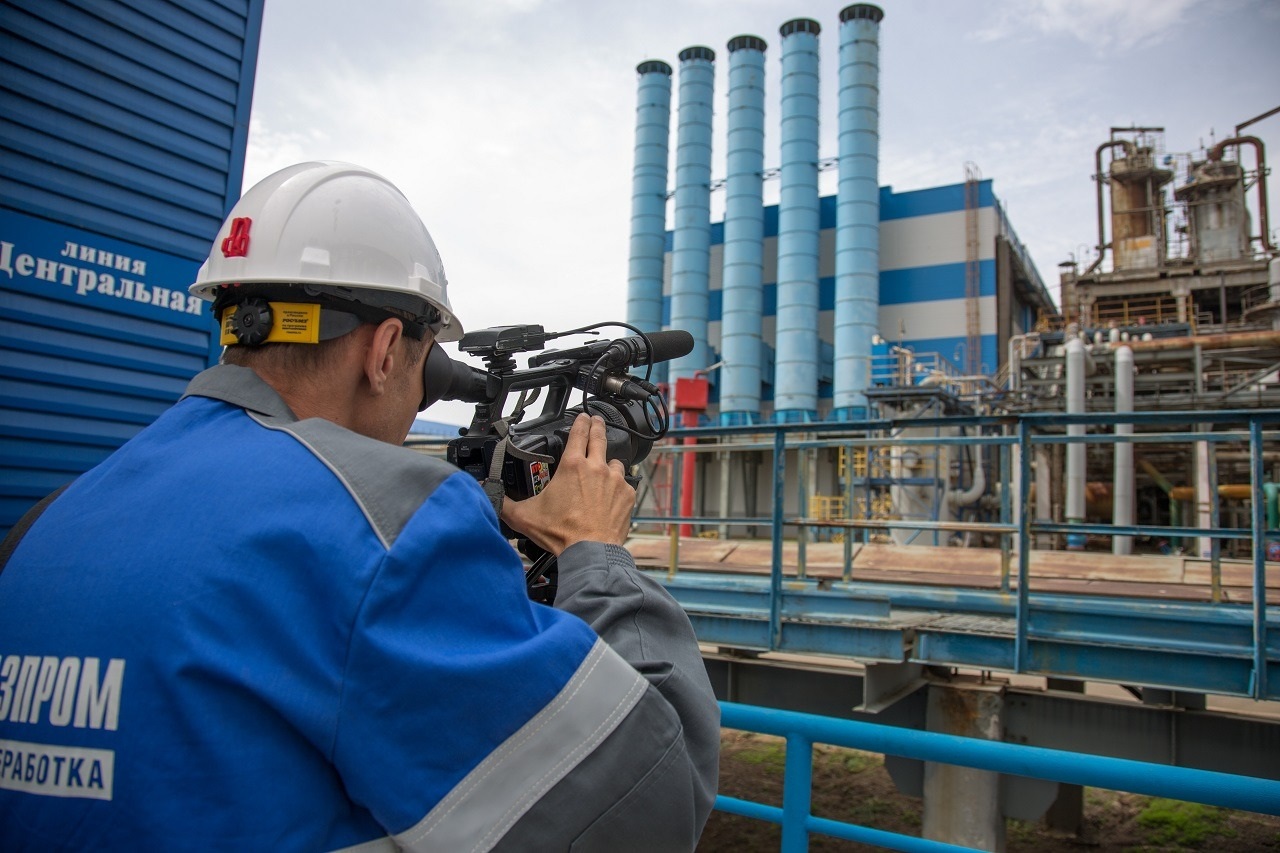 Оренбургский газоперерабатывающий завод. Московский газоперерабатывающий завод. Журналист на заводе. Оренбургский газоперерабатывающий завод беспилотник.