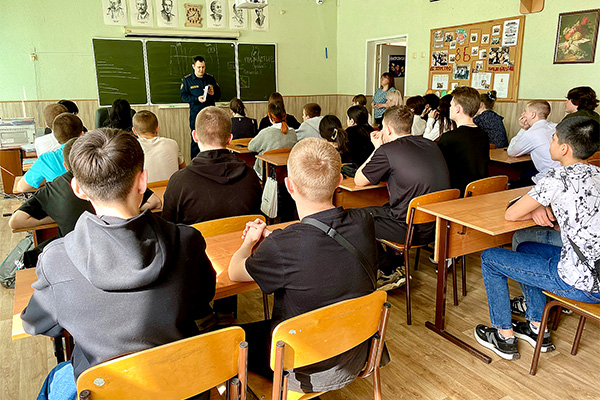 Сотрудники уголовно-исполнительной системы Рязанской области продолжают проводить профориентационные беседы со старшеклассниками