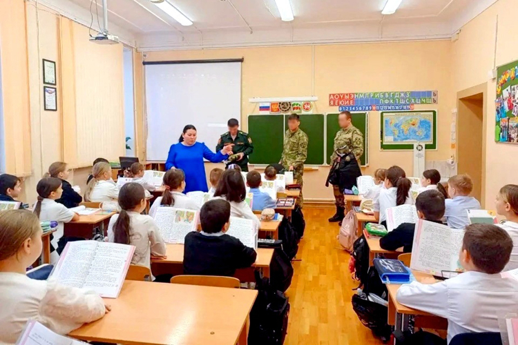 Военнослужащие казанского батальона Росгвардии провели урок мужества для школьников