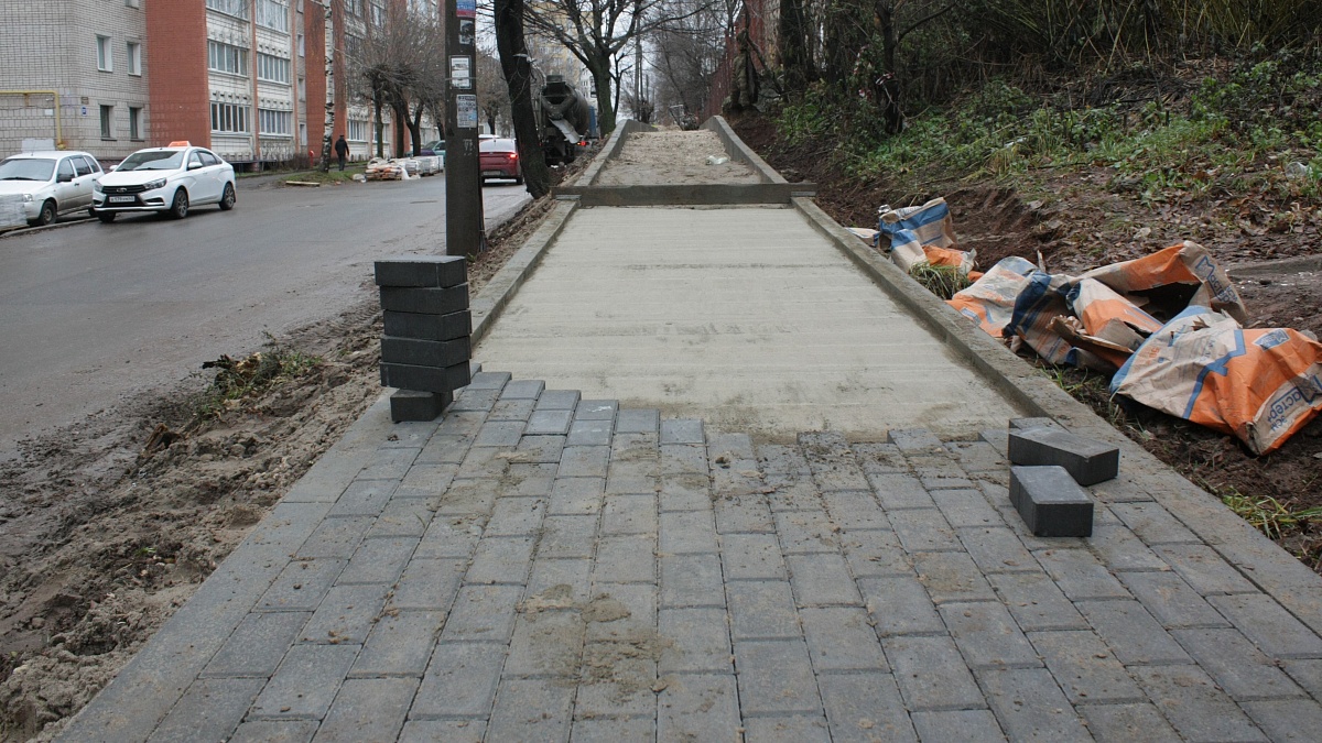 Стоим на тротуаре. Тротуар. Пешеход на тротуаре. Города без тротуаров. Ремонт пешеходных тротуаров.