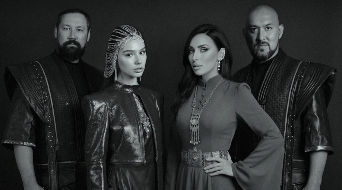 Ay Yola и Алсу на обложке сингла «Ай, былбылым»