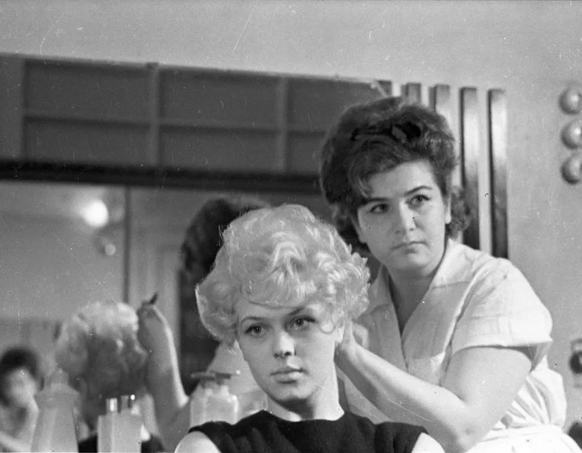 Советская актриса Ирина Азер в парикмахерской, 1966 год