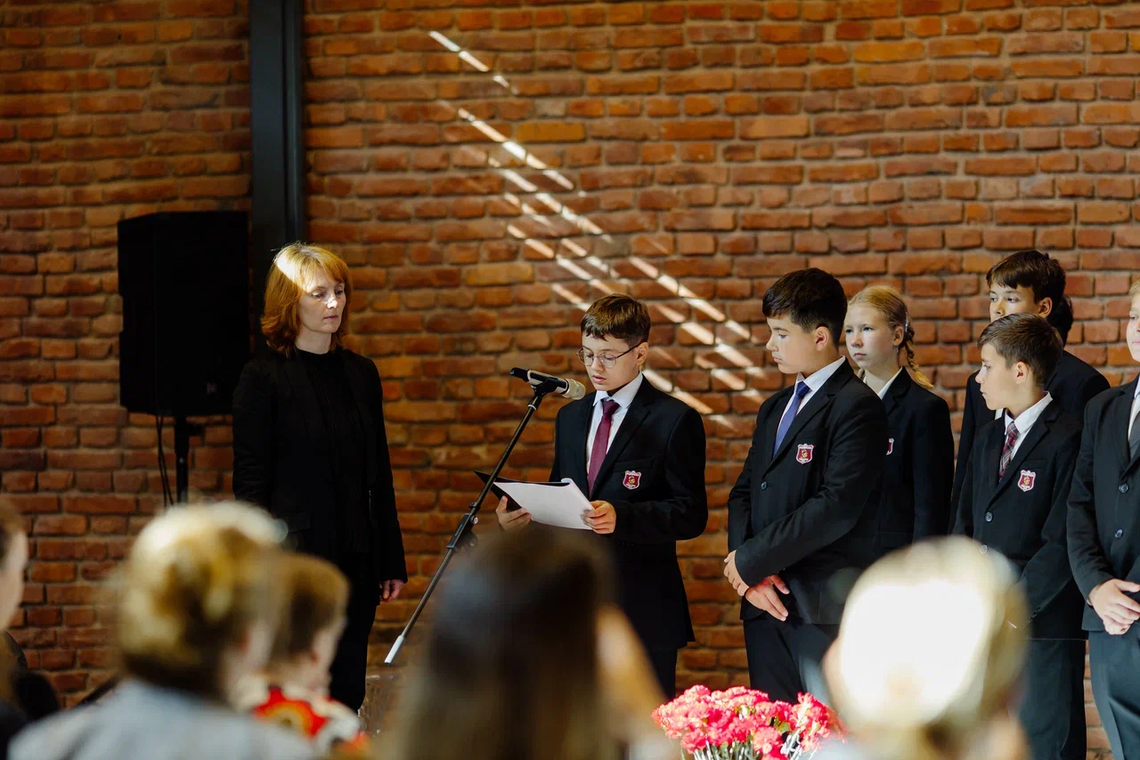 Школьники Петроградки почтили память жертв блокады на Левашовском хлебозаводе1