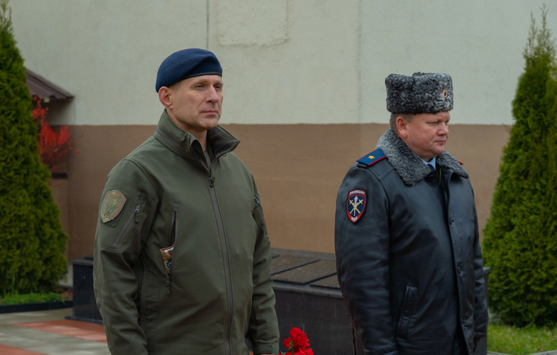 Росгвардейцы отдали долг памяти у мемориала сотрудникам органов внутренних дел