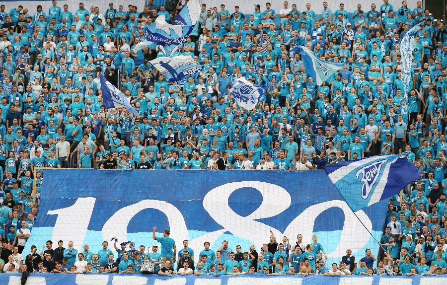 Исторический день «Зенита»: 45 лет назад клуб впервые взошёл на пьедестал чемпионата СССР | Болельщики «Зенита» до сих пор чтят первый успех любимой команды./ФОТО Петра КОВАЛЕВА/ТАСС